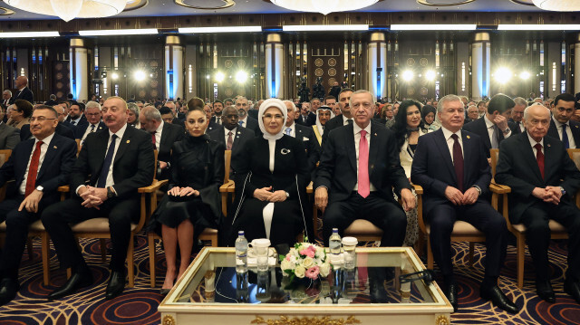 Ermenistan Başbakanı Nikol Paşinyan Azerbaycan Cumhurbaşkanı İlham Aliyev'in arkasında oturuyor.