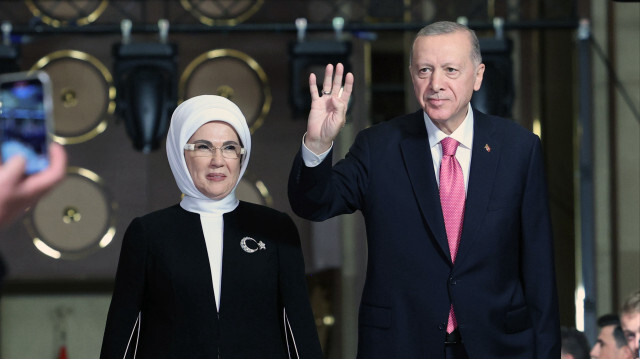Yeniden Cumhurbaşkanı seçilen Recep Tayyip Erdoğan için Cumhurbaşkanlığı Külliyesi'nde Göreve Başlama Töreni gerçekleştirildi. Törende, Cumhurbaşkanı Erdoğan ile eşi Emine Erdoğan, katılımcıları selamladı.
