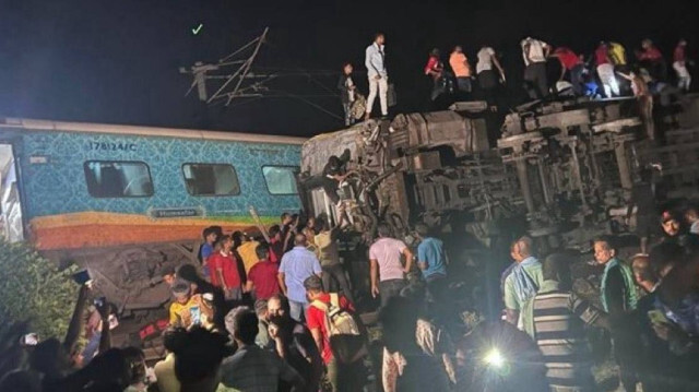 Hindistan'da dün meydana gelen tren kazasında ölü sayısı 233'e yükseldi