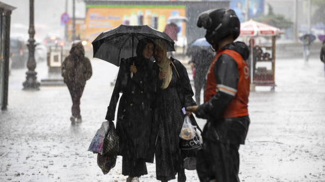 Ankara'da etkili olan sağanak yağış, hayatı olumsuz etkiledi.
