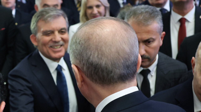  Cumhurbaşkanı Erdoğan, törende yer alan 11. Cumhurbaşkanı Abdullah Gül ile selamlaştı.