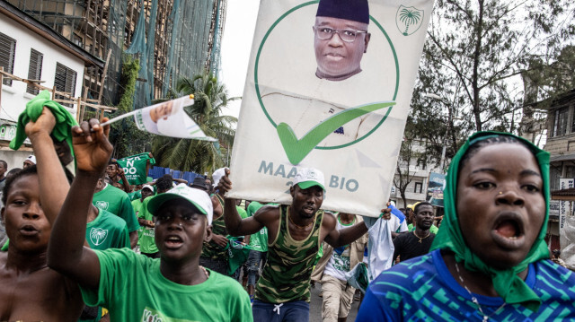 Les partisans du président de la Sierra Leone et leader du Sierra Leone People's Party (SLPP), Julius Maada Bio, célébrant sa victoire dans les rues après sa réélection à Freetown, le 27 juin 2023. Crédit Photo: JOHN WESSELS / AFP

