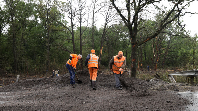 Des ouvriers réparant une route endommagée lors de la rébellion des mercenaires de Wagner, le 27 juin 2023. Crédit Photo: STRINGER / AFP

