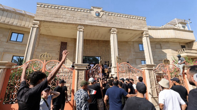 Des manifestants dans la cour de l'ambassade de Suède à Bagdad en Irak. Crédit photo: AHMAD AL-RUBAYE / AFP