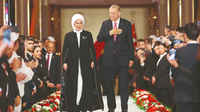 Cumhurbaşkanı seçilen Recep Tayyip Erdoğan, dün TBMM’de yemin ederek resmen görevine başladı.