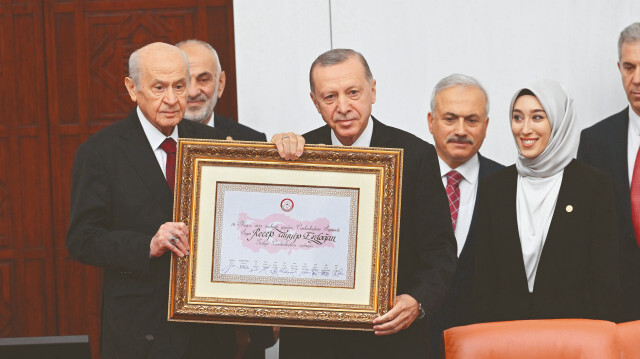 Cumhurbaşkanı Erdoğan mazbatasını yemin töreni öncesi TBMM Geçici Başkanı Bahçeli’den aldı.