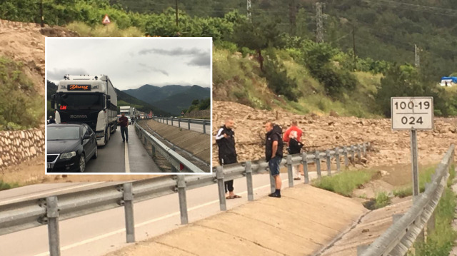 Amasya'da şiddetli yağış nedeniyle trafiğe kapanan Taşova-Amasya kara yolunda ekiplerin çalışması devam ediyor.