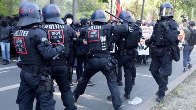 Un policier utilise sa matraque lors d'une "journée d'action nationale" organisée par des militants d'extrême gauche le 3 juin 2023 à Leipzig, dans l'est de l'Allemagne. Crédit photo: JENS SCHLUETER / AFP
