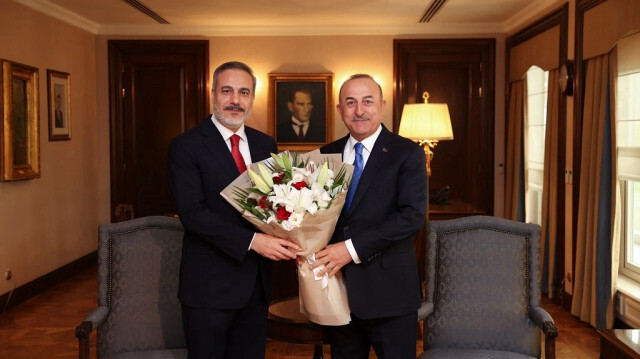 Le nouveau ministre des Affaires étrangères, Hakan Fidan et l'ex-ministre des Affaires étrangères, Mevlut Cavusoglu.Crédit photo: AA