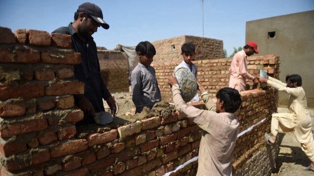 Des victimes des inondations reconstruisent leur maison dans le district de Dadu au Pakistan. Crédit photo: RIZWAN TABASSUM / AFP