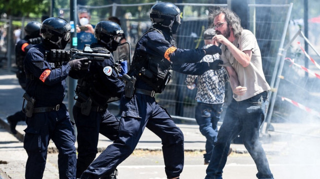 La police française se heurte à un manifestant lors de la 14e journée de mobilisation suite à l'imposition de la réforme des retraites, à Nantes, le 6 juin 2023. Crédit photo: SEBASTIEN SALOM-GOMIS / AFP
