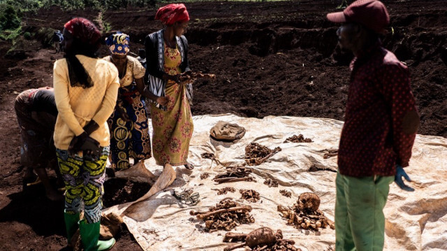 Les os des restes humains des victimes du génocide des Tutsis rwandais de 1994 à Mubirizi. Crédit Photo: Clement DI ROMA / AFP