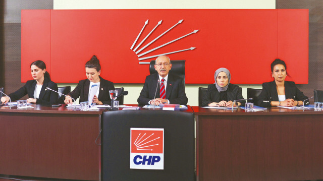 CHP Genel Başkanı Kemal Kılıçdaroğlu, seçim yenilgisi sonrasında yeniden oluşturduğu MYK’da parti örgütünü kendine bağlayarak koltuğunu korumaya aldı. 