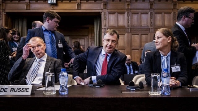 L'ambassadeur de Russie aux Pays-Bas, Alexander Shulgin (G), l'ambassadeur itinérant du ministère des Affaires étrangères de Russie, Gennady Kuzmin (C), et la représentante permanente adjointe de la Fédération de Russie auprès des Nations unies, Maria Zabolotskaya (D) prennent place à la Cour internationale de justice (CIJ) à La Haye, le 6 juin 2023. Crédit photo: REMKO DE WAAL / ANP / AFP