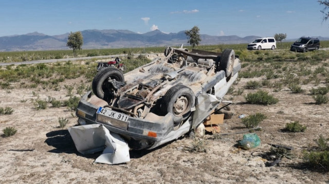 Konya'da lastiği patlayan aracın devrilmesi sonucu meydana gelen kazada bir kişi hayatını kaybetti.