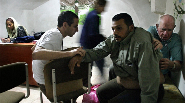 Un Palestinien reçoit des soins médicaux, dans le village de Der Istia, en Cisjordanie. Crédit photo: EITAN ABRAMOVICH / AFP / ARCHIVE