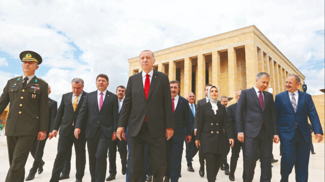 Cumhurbaşkanı Erdoğan ve bakanlar, Aslanlı Yol'dan geçerek Atatürk'ün mozolesine çıktı.