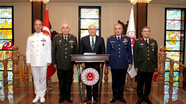 Milli Savunma Bakanı Yaşar Güler ve komuta kademesi