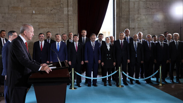 Cumhurbaşkanı Recep Tayyip Erdoğan ve yeni kabine üyeleri bugün gerçekleştirilecek ilk toplantı öncesi Anıtkabir'i ziyaret etti.