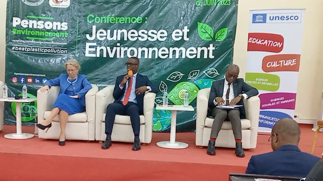 L'ambassadrice de Suisse en Côte d'Ivoire, Anne Lugon-Moulin, le président du CNJ-CI, Ibrahim Diabaté et un membre de l'UNESCO, à Abidjan le 5 juin 2023. Crédit photo: Angèle Palé / Nouvelle Aube