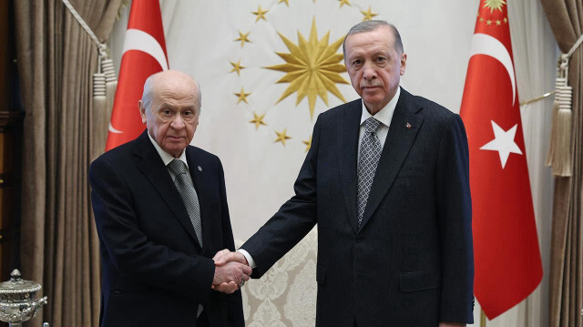 Cumhurbaşkanı Erdoğan, TBMM Geçici Başkanlığı görevini başarıyla yürüten MHP lideri Devlet Bahçeli'ye teşekkürlerini iletti.