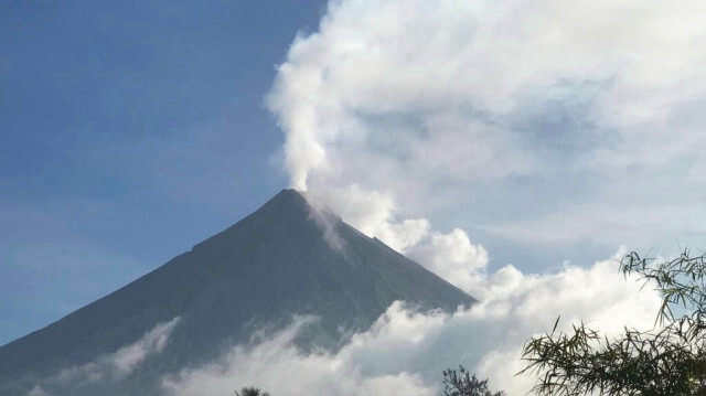 Le mont Mayon dans la province d'Albay aux Philippines. Crédit photo: HANDOUT / KRISTIN MORAL / AFP