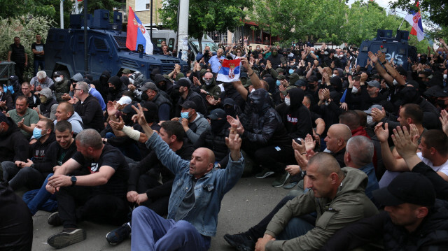 Kosova'nın kuzeyindeki Zveçan Belediyesi önünde sabahtan itibaren protesto düzenleyen Sırplar ile NATO'nun Kosova'daki Barış Gücü (KFOR) birlikleri arasında arbede yaşandı. 