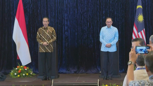 Le Président indonésien, Joko Widodo et le Premier ministre, Anwar Ibrahim. Crédit photo:  POOL AGENCES / AFP