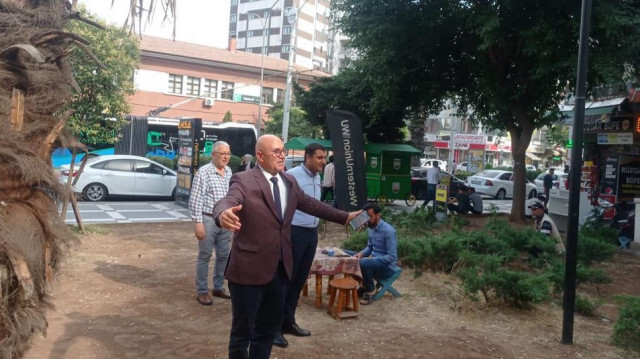 CHP Şanlıurfa Milletvekili Mahmut Tanal'ın halkı kucakladığı fotoğrafta kimsenin olmaması dikkat çekti. 