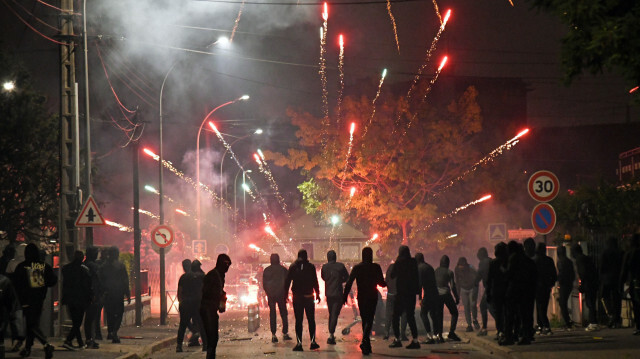 La colère des manifestants s'exprime par des lancées de mortiers sur les forces de l'ordre. Crédit photo : AA