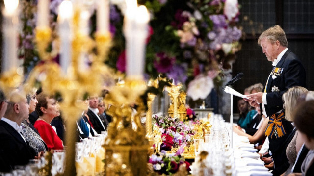 Le roi des Pays-Bas Willem-Alexander (D) prononce un discours lors d'un dîner de gala avec le corps diplomatique au palais royal d'Amsterdam, le 14 juin 2023. Crédit photo: RAMON VAN FLYMEN / POOL / AFP