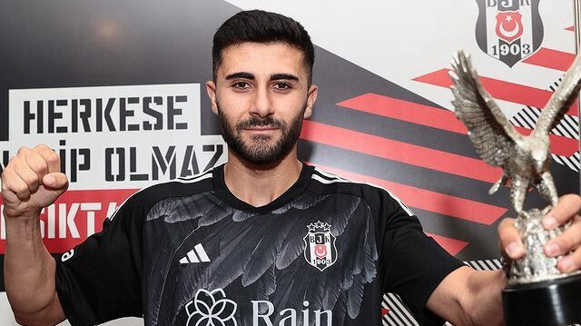 Emrecan Bulut Beşiktaş formasıyla poz verdi.
