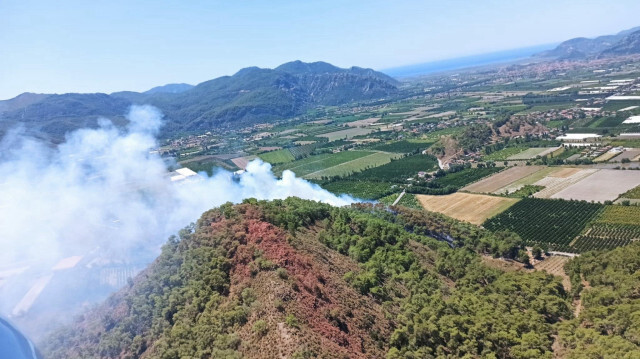 Yangına müdahale havadan ve karadan devam ediyor