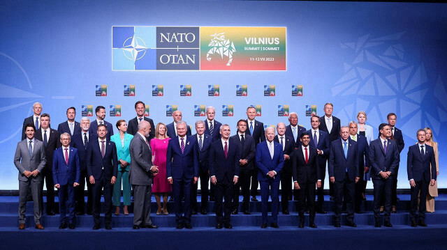 NATO’ya üye 31 ülke lideri gelenekselleşen aile fotoğrafını çektirmeyi ihmal etmedi.
