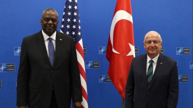 Le secrétaire américain à la Défense, Lloyd Austin et le ministre turc de la Défense, Yasar Guler, au siège de l'OTAN à Bruxelles, en Belgique. Crédit photo: AA