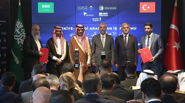 Le Forum des affaires turco-saoudien, à Istanbul, avec la participation du ministre turc du Commerce, Omar Bolat, et du ministre saoudien des Affaires municipales et rurales et de l'habitat, Majid Al-Hogail. Crédit photo: DHA