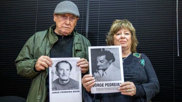 Eduardo et Silvia Pedreira tenant des photos de leur père Jorge Pedreira, dont les restes ont été retrouvés dans un cimetière de la province argentine de Buenos Aires. Crédit photo: MAURICIO ZINA / ADHOC / AFP 