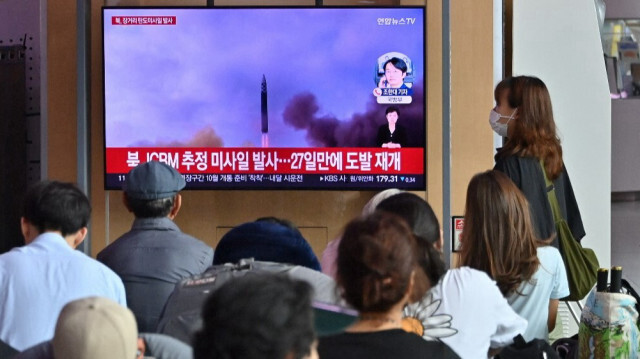 Un bulletin d'information diffuse les images du tire d'un missile balistique de longue portée nord-coréen, dans une gare de Séoul, en Corée du Sud, le 12 juillet 2023. Crédit photo: JUNG YEON-JE / AFP