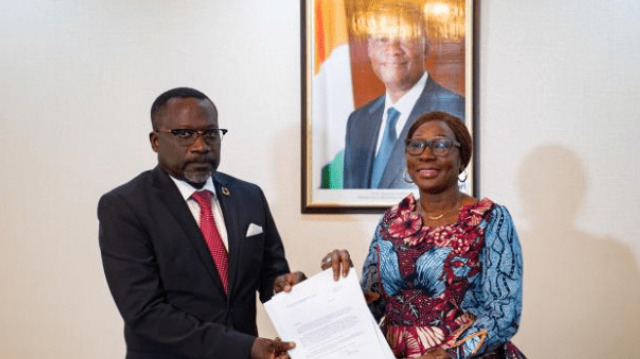 Le nouveau représentant de l’UNICEF en Côte d’Ivoire, Jean François Basse et la ministre des Affaires étrangères de Côte d’Ivoire, Kandia Kamissoko Camara. Crédit photo: Jean François Basse