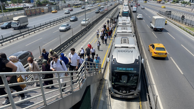 İstanbul'da bazı metrobüslerin klimalarının çalışmaması tepki çekiyor.