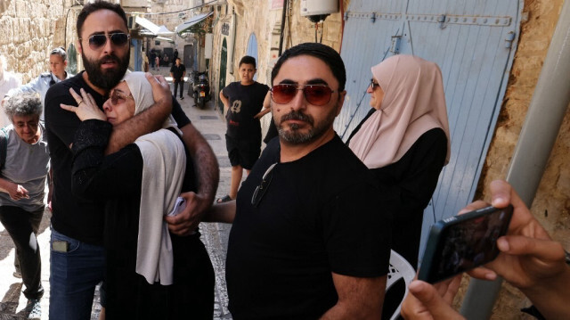 La Palestinienne Nora Sub Laban réconfortée par des membres de sa famille après avoir été expulsée de sa maison dans le quartier musulman de la vieille ville de Jérusalem. Crédit photo: AHMAD GHARABLI / AFP