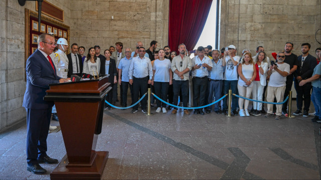 Tanju Özcan Anıtkabir Özel Defteri'ne yazdı.