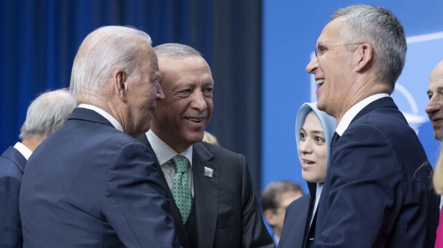 Cumhurbaşkanı Erdoğan, NATO Devlet ve Hükümet Başkanları Zirvesi kapsamında ABD Başkanı Joe Biden ve NATO Genel Sekreteri Jens Stoltenberg'le bir süre sohbet etti.