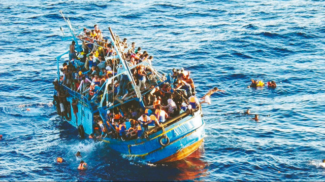 Batan teknede 700 göçmenin olduğu belirtiliyor.