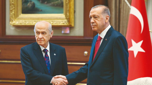 Cumhurbaşkanı Erdoğan, MHP Genel Başkanı Devlet Bahçeli’yi kabul etti. Cumhurbaşkanlığı Külliyesi’nde basına kapalı yapılan görüşme, yaklaşık 1 saat sürdü.