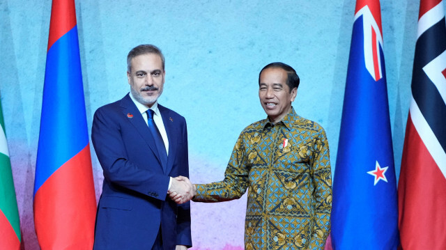 Le président indonésien Joko Widodo (à droite) salue le ministre turc des Affaires étrangères Hakan Fidan (à gauche) lors d'une visite de courtoisie des ministres lors de la réunion des ministres des Affaires étrangères de l'Association des nations de l'Asie du Sud-Est (ANASE) à Jakarta, le 14 juillet 2023. Crédit Photo: Achmad Ibrahim / POOL / AFP

