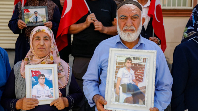 Osman ve Kudret Çokurlu çifti, İstanbul'dan 15 yıl önce kandırılarak dağa götürülen çocukları Mehmet'e kavuşma ümidiyle kente gelerek, oturma eylemine dahil oldu.