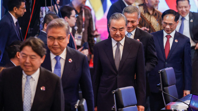 (De gauche à droite) Le ministre japonais des affaires étrangères Yoshimasa Hayashi et le directeur du bureau de la commission des affaires étrangères du comité central du Parti communiste chinois Wang Yi marchant après une séance de photos de groupe lors de la réunion des ministres des affaires étrangères de l'Association des nations de l'Asie du Sud-Est (ASEAN) à Jakarta, le 13 juillet 2023. Crédit Photo: MAST IRHAM / POOL / AFP

