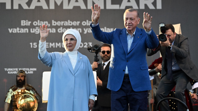 Cumhurbaşkanı Recep Tayyip Erdoğan ve eşi Emine Erdoğan, Cumhurbaşkanlığı İletişim Başkanlığı, İstanbul Valiliği ve Üsküdar Belediyesi iş birliğinde düzenlenen "Türkiye Yüzyılının Kahramanları" programına katılarak vatandaşları selamladı.

