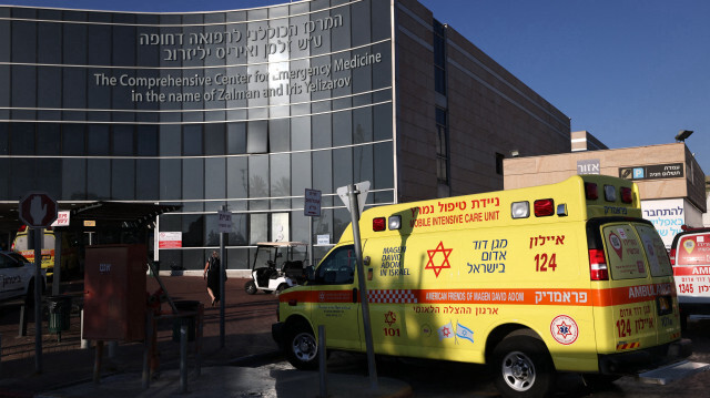 Une photo montrant une ambulance devant l'entrée des urgences du centre médical Sheba dans la ville israélienne de Ramat Gan, le 15 juillet 2023, après l'hospitalisation du Premier ministre Benjamin Netanyahu. Crédit Photo: AHMAD GHARABLI / AFP

